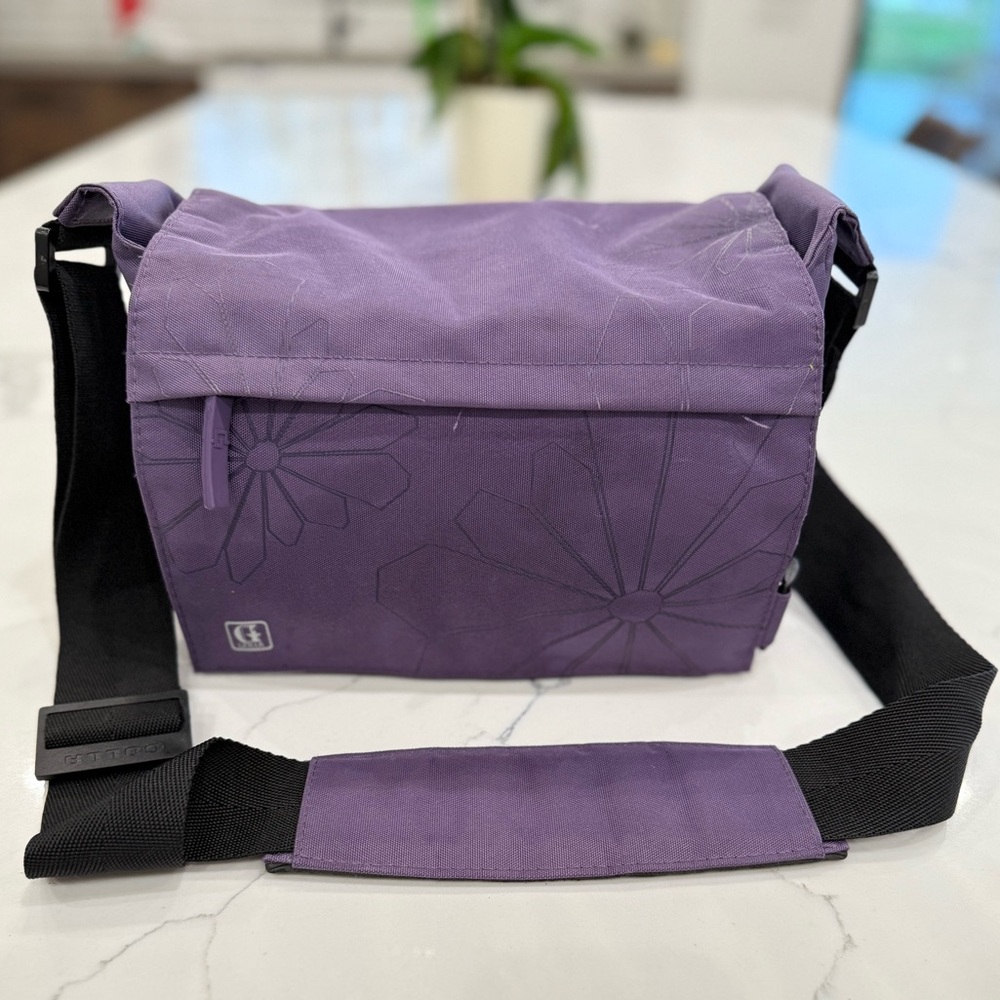 Golla “Sun” Purple Camera Bag Padded, Magnetic, Adjustable Strap Great Condition